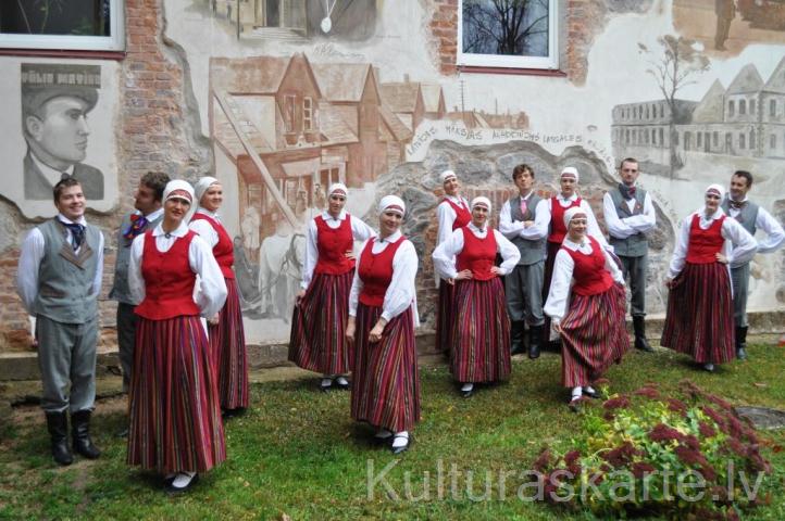 Deju kopa"Rugāji"jaunajos tautu tērpos, kuri iegādāti projekta "Latviešu tautas tērps- Dziesmu un Deju svētku neatņemama sastāvdaļa" realizācijas laik